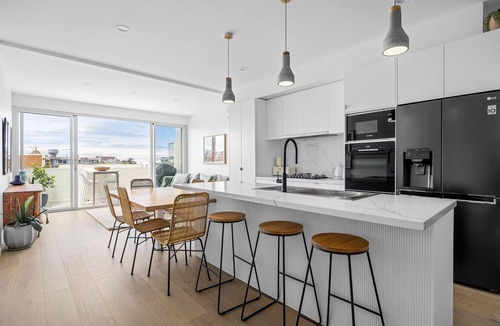 Sandringham House | Sandy@TheVillage - Luxury townhouse, close to beach and city