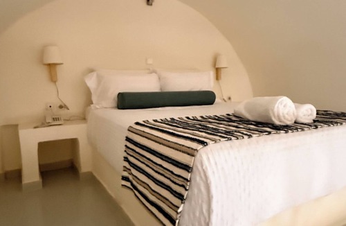 Imerovigli Hotel | Santorini Theasis Suites
