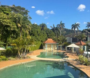 Korora Apartment | Sapphire Beach Poolside Retreat