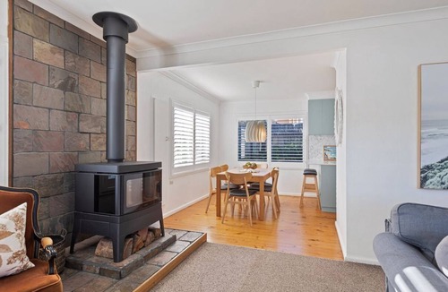 Merimbula Cabin | Sapphire Cottage Pet Friendly 3 bedroom House