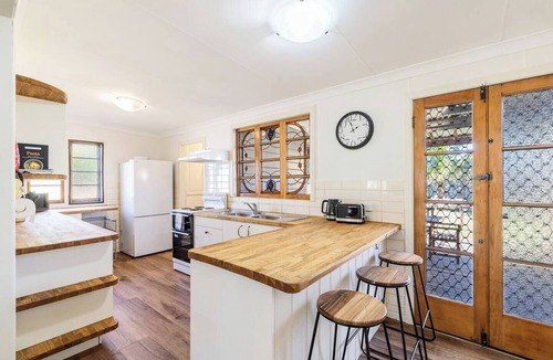 Scarness Cottage | Scarness Cottage Serene Queenslander by the Sea