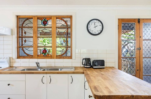 Scarness Cottage | Scarness Cottage Serene Queenslander by the Sea