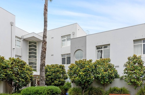 Port Melbourne Apartment | Scenic Beachside 3-bedroom with Water Views