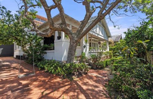 Randwick House | Schneiderhaus - Bold & Bright by Centennial Park