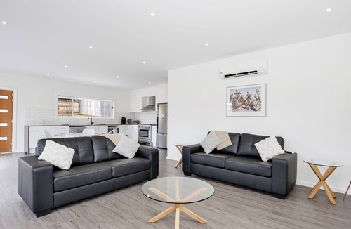Basin View House | Scribbly Gum - Pet Friendly - 15 Mins Drive to Hyams Beach