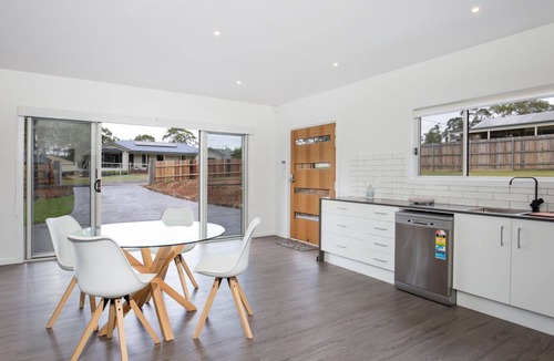 Basin View House | Scribbly Gum - Pet Friendly - 15 Mins Drive to Hyams Beach