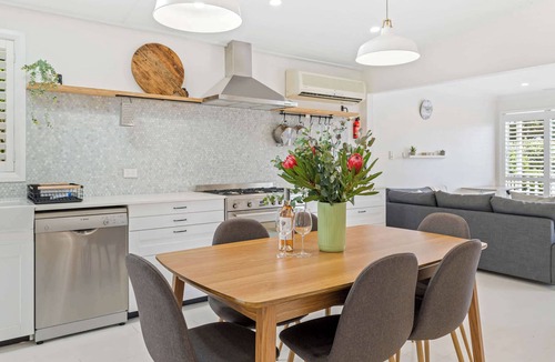 Forresters Beach House | Sea Breeze by Coast Hosting