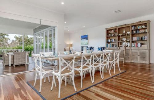 Vincentia House | Sea Breeze - walking distance to Orion Beach