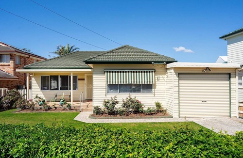 Woonona House | Sea Glass @ Woonona Beach - family holiday home