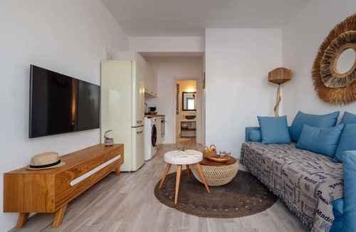 Agios Prokopios Apartment | Sea La Vie Apartment, Steps from the Beach, Agios Prokopios