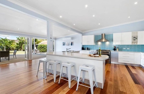 The Entrance North House | Sea Spray Retreat- Pool, Beach, Table Tennis.