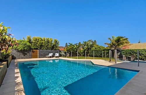 The Entrance North House | Sea Spray Retreat- Pool, Beach, Table Tennis.