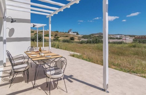 Milos House | Sea View Villa in Adamas with Parking – Close to Beach & Island Highlights