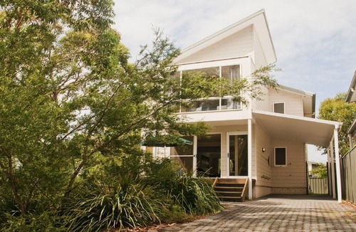 Callala Beach House | Sea Whispers – minutes walk to beach