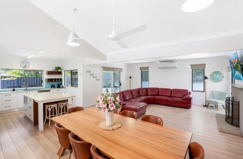 Rainbow Beach House | Seabreeze Escape - Rainbow Beach. Pool. Wifi. Aircon