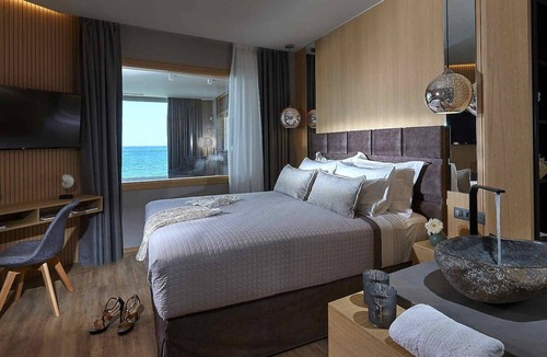 Hersonissos Centre Apartment | Seafront Apt by Myseasight.com with Seaview familyfriendly, direct on the beach