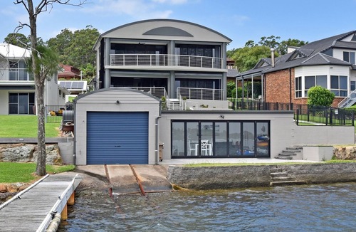 Lake Macquarie City Council House | Sealand Lake House - Stunning Absolute Waterfront at Fishing Point