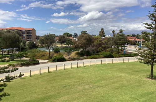 Mandurah Villa | Seashells MandurahnTown Beach Villa with infinity pool, spa and BBQ facilities.