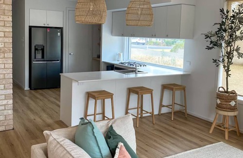 Goolwa House | Seaside Daisy 3 Bedrooms 6 Beds