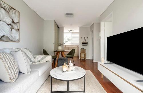 Dee Why Apartment | Seaside Escape Private Balcony BBQ