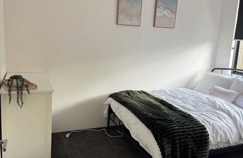 Singleton House | Seaside EscapenKick back and relax in this calm, stylish space.