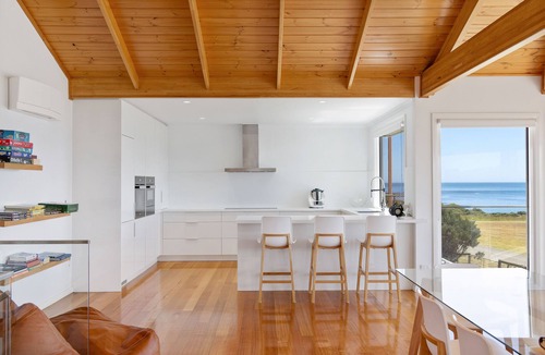 Ventnor House | Seaside Sanctuary: Pool & Beachfront - WIFI, Linen, Pool, Spa, Beachfront