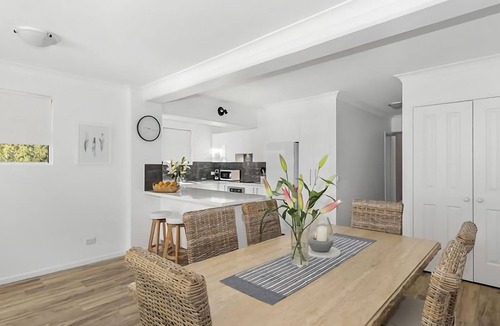 Denhams Beach Apartment | Seaview by the Cliff