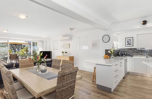 Denhams Beach Apartment | Seaview by the Cliff