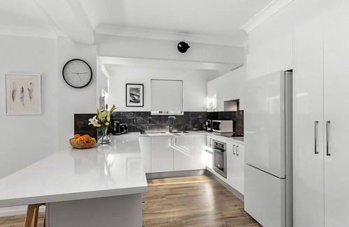 Denhams Beach Apartment | Seaview by the Cliff