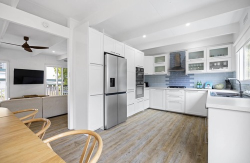Dromana House | Seaview Dromana - 1 NIGHT FREE!* Where the mountain meets the sea. - The best of both worlds - where the mountain meets the sea!