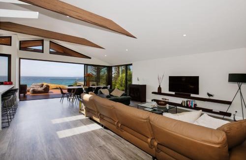 Culburra Beach House | Seaview I Pet Friendly with Stunning Views I 1 Min to Beach