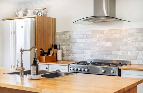 Deep Bay Apartment | Secluded Huon Valley Lodge with Hot Tub & Cottage