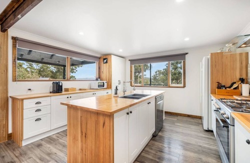 Deep Bay Apartment | Secluded Huon Valley Lodge with Hot Tub & Cottage