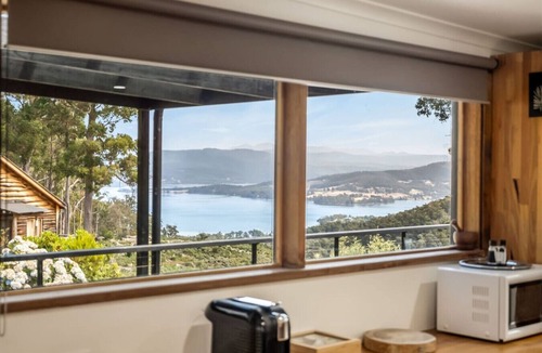 Deep Bay Apartment | Secluded Huon Valley Lodge with Hot Tub & Cottage