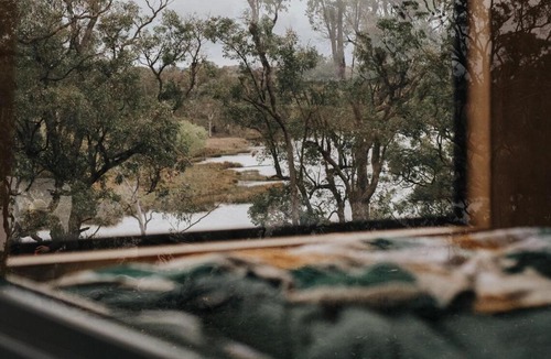 Rylstone House | Secluded Off-Grid Cabin Lake View - Pet Friendly - Mateo