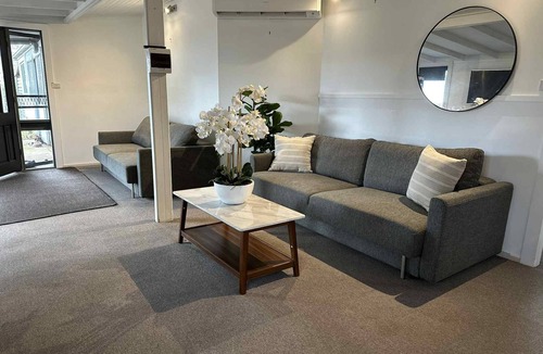 Oberon Cottage | Self-contained 1-bedroom guest house on rural farmhouse property sleeps 8