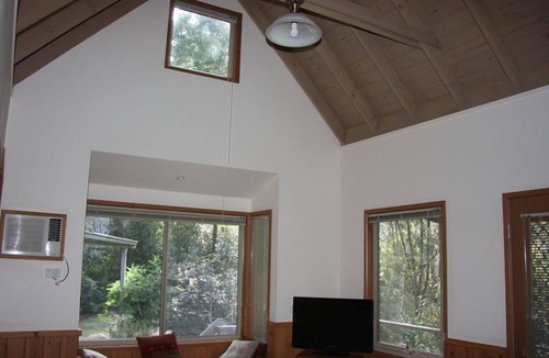 Harrietville Cottage | Self contained cottage in 8 acres of amazing gardens adjoining the Ovens River