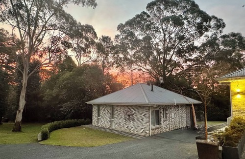 Mittagong Cottage | Self Contained Cottage in Bowral with Fireplace