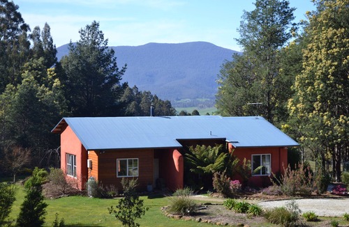 Franklin Cottage | Self-contained in beautiful quiet surroundings with valley and mountain views