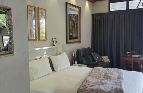 Smithfield House | Self contained studio guest house, pool, great location Smithfield, Cairns