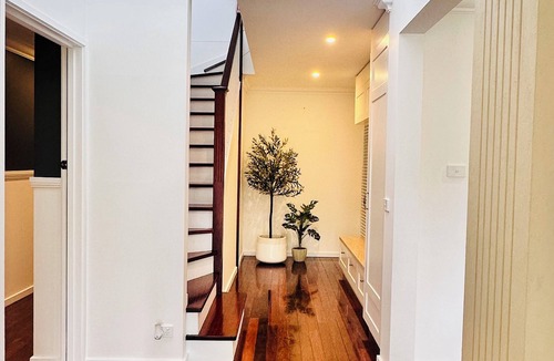 Boronia House | Serene Escape with Birds, Trees & Breeze– 5BR, 3.5B n garage with Wifi & Netflix