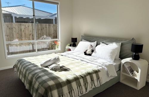 Loganlea House | Serene Forest Retreat - Brand New Home with Sunny Backyard, BBQ + Superfast WIFI
