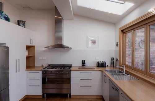 Hobart Central Business District House | Serenity and style in Sandy Bay