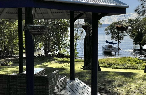 Brisbane Waterfront Cottage | Serenity by the Sea: Island Waterfront Oasis