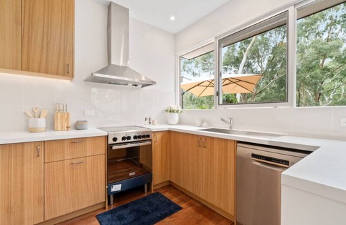 Doncaster East House | Serenity by the Creek - Luxury Retreat