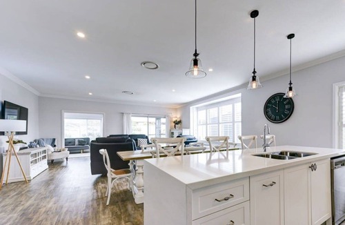 Dubbo House | Serenity on Severn - Exquisite Family Home, 3 TVs