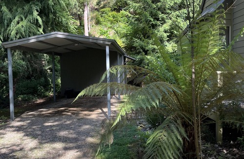Harrietville Cottage | Shadybrook alpine cottage one bedroom No 3 in gardens adjoining the Ovens River