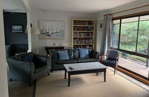 Somers House | She-oak Cottage - Stroll to the beach