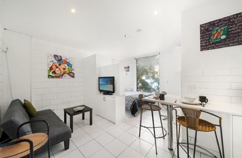 Melbourne Central Business District Apartment | ShelleyStayz Flinders St