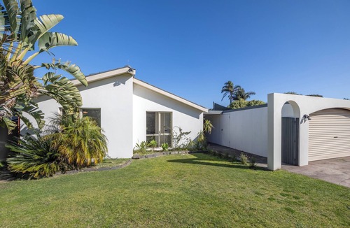 Carrum Downs House | SHINE Carrum Down Spacious Family Oasis With Heated Pool